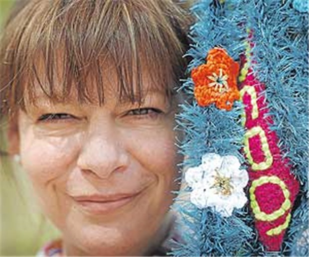 Strick-Guerilla macht Städte bunter Verteilt ihre Kunst um die ganze Welt: Ute Lennartz-Lembeck von der Gruppe "B-Arbeiten" aus Remscheid.