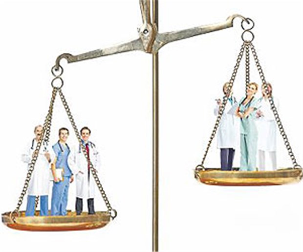 Gleiche Bezahlung für gleiche Arbeit? Verteilte Gewichte in der Waagschale: Auch bei Ärzten und Ärztinnen sind in manchen Positionen Gehaltsunterschiede nicht auszuschließen.