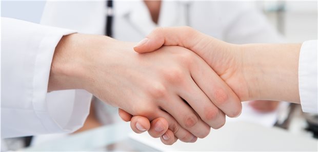 Vertrag unter Dach und Fach: Angestellte Ärzte können entlasten. (Symbolbild mit Fotomodellen)