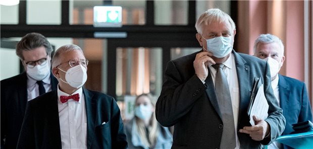 KVNo/KVWL: Spahns Ankündigung ist wie Sand im Getriebe der Praxen Gesundheitsminister Karl-Josef Laumann (M) mit Dr. Frank Bergmann, Vorstandsvorsitzender der Kassenärztlichen Vereinigung Nordrhein, (l) und Dr. Dirk Spelmeyer, Vorstandsvorsitzender der Kassenärztlichen Vereinigung Westfalen-Lippe, (r) am 29.10.2021