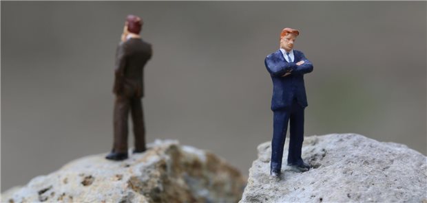 Vertragspartnerschaft sieht anders aus: Hausärzteverband und Techniker Kasse streiten über die Zukunft der HzV.