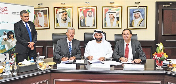 Dubai setzt auf deutsches Medizin-Know-how Vertragsunterzeichnung in Dubai (v.l.): Dr. Werner Wyrwich, Vorstand der Ärztekammer Berlin, Professor Hartmut Siebert, Ex-Generalsekretär der Deutschen Gesellschaft für Orthopädie und Unfallchirurgie, Seine Exzellenz Essa al Maidoor, Direktor der Dubai Health Authority und Dr. Günther Jonitz, Präsident der Ärztekammer Berlin.