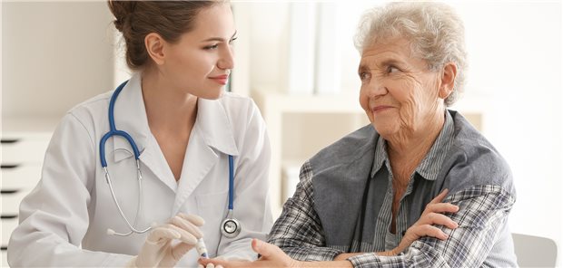 Vertrauensverhältnis: Bei alten Menschen mit Typ-2-Diabetes ist die Therapie regelmäßig einvernehmlich anzupassen (Symbolbild mit Fotomodellen).