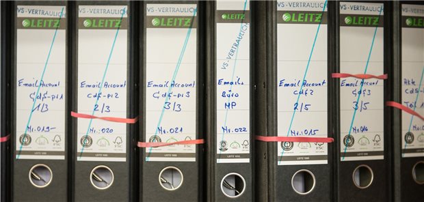 Kindesmissbrauch-Skandal: Ausschuss beanstandet Vertuschungen bei Uniklinik Saarland Akten des Untersuchungsausschusses zu den Verdachtsfällen auf Kindesmissbrauch am Universitätsklinikum des Saarlandes im Sitzungssaal.