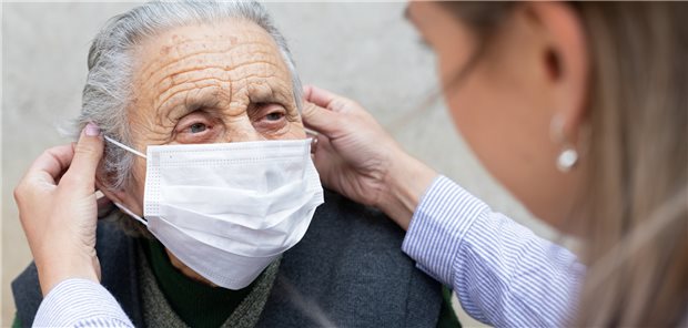 Vertrautes Bild aus dem Lockdown: Ein Mund-Nasen-Schutz beim Verlassen der Wohnung ist gewünscht – auch für demenzkranke Menschen. (Symbolbild mit Fotomodellen)