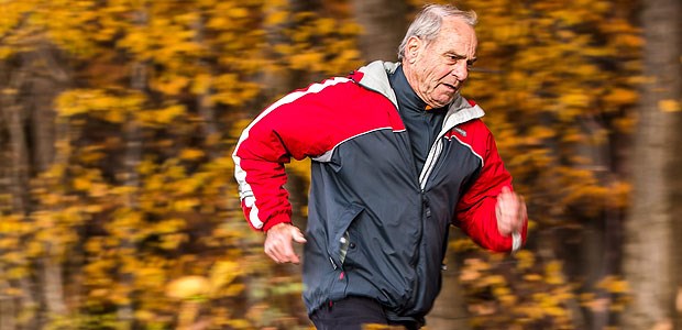 Sport hilft so gut wie Antidepressivum Vertreibt die trüben Gedanken: Joggen durch den Herbstwald.