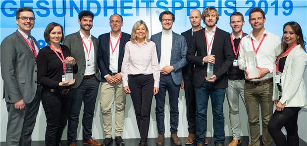 Vertreter der drei Gewinnerprojekte mit den Gastgebern von Novartis und Sandoz/Hexal, Dr. Sidonie Golombowski-Daffner und Dr. Stephan Eder (Mitte), bei der Festveranstaltung zum Digitalen Gesundheitspreis.