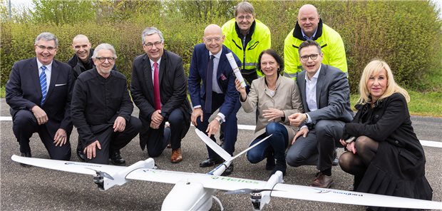 Medizinlogistik: Helios feiert sich als Drohnen-Pionier Vertreter des Konsortiums Helios Kliniken, RKH Gesundheit, German Copters DLS und Regierungspräsidium Stuttgart freuen sich über die Genehmigung für Drohnen im Regelflugbetrieb in der Medizinlogistik.