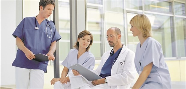 Vertretungsärzte sollten weder an Teambesprechungen teilnehmen noch eine einheitliche Berufskleidung mit Praxislogo tragen, um so die Selbstständigkeit ihrer Tätigkeit zu untermauern.