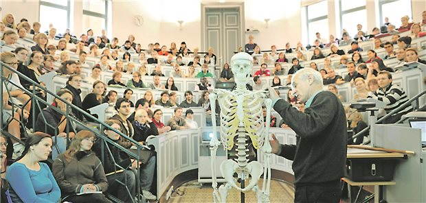 Verursachen digitale Lehrveranstaltungen weniger Aufwand als eine klassische Vorlesung wie hier im Hörsaal der Anatomie in der Martin-Luther-Universität Halle-Wittenberg? Die AWMF widerspricht.
