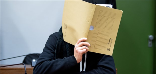 Elf Jahre Haft für „falschen Arzt“ Verurteilt: Der 30-jährige Informatiker aus Würzburg vor dem Prozessbeginn im Landgericht.