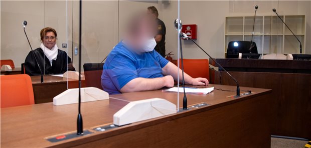 Hilfspfleger wegen Mordes zu lebenslanger Haft verurteilt Verurteilt wegen sechsfachen Mordes: der 38-jährige angeklagte Hilfspfleger sitzt vor Beginn der Sitzung im Verhandlungssaal im Landgericht München auf seinem Platz.