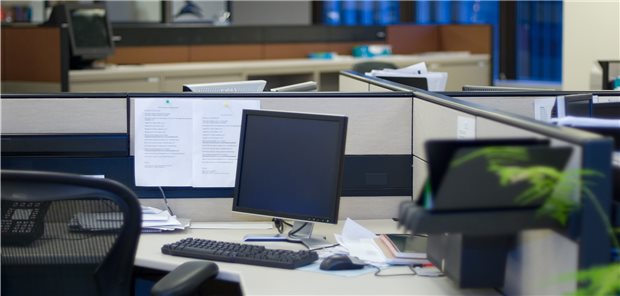 Jeder 17. COVID-Patient längerfristig im Krankenstand Verwaistes Büro: Knapp sechs Prozent der an COVID-19-erkrankten Arbeitnehmer fielen längerfristig aus.