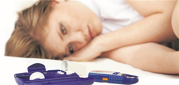 Psychosoziale Versorgung ist auch bei Diabetes mehr als ein Add-on! Junge Frau blickt traurig auf ihr Glukosemessgerät. (Symbolbild mit Fotomodell)