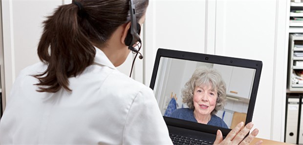Vorhang auf für den Telearzt! Via Videotelefonie können Arzt und Patient miteinander kommunizieren.