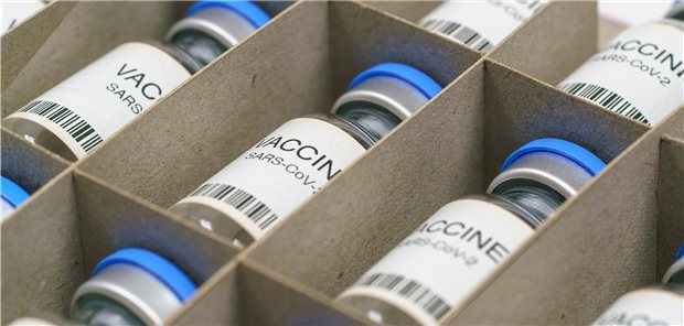 Comirnaty bleibt vorläufig rationiert Vials mit Corona-Impfstoff auf dem Weg in die Praxen: 30 Dosen Comirnaty, also fünf Vials, können Ärzte je Arztstelle in der Praxis bestellen. Wenn weniger kommt, können Praxen dies jetzt beim Paul-Ehrlich-Institut online melden.