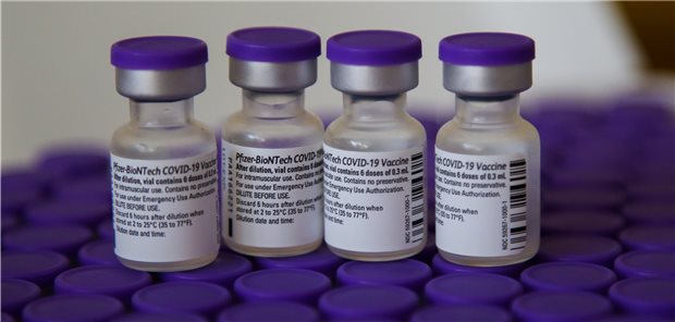 FDA-Gremium spricht sich gegen Booster-Impfungen für alle aus Vials mit dem BioNTech/Pfizer-Impfstoff Comirnaty warten auf ihren Einsatz. Ein Gremium der US-Arzneimittelbehörde FDA empfiehlt Corona-Auffrischungsimpfungen mit dem Impfstoff nur für ältere Menschen und Risikogruppen.