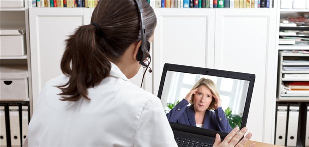 Videosprechstunde? Dazu wird ein Headset empfohlen: Das vermeidet Störgeräusche (Symbolbild mit Fotomodellen).
