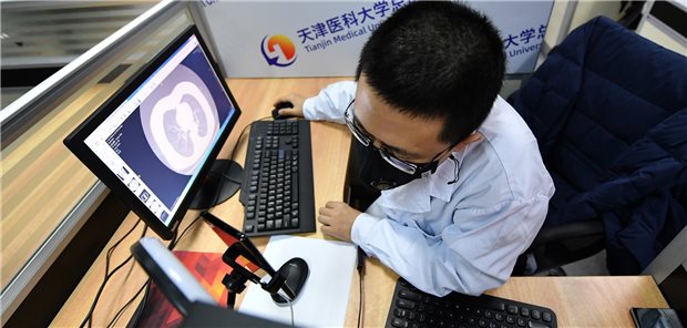 Corona lässt ältere chinesische Frauen wieder mehr tanzen Videosprechstunde in einer Klinik in Tianjin: Während der Coronavirus-Pandemie stieg auch in China die Nachfrage nach telemedizinischen Angeboten.