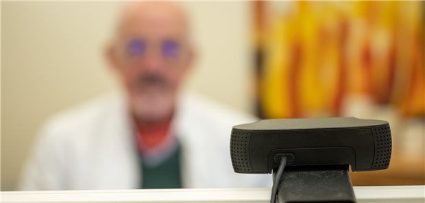 Videosprechstunde in einer Praxis. Ärzte und Ärztinnen können voraussichtlich ab Herbst auch Heilmittel bei bekannten Patienten verordnen.