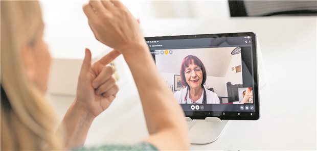 Telemedizinraum im Plattenbau statt Praxisbesuch Videosprechstunde mit Hautärztin Dr. Christine Zollmann.