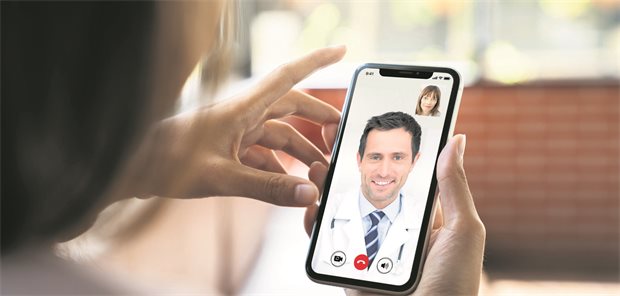 Patientin in einer Videosprechstunde per Smartphone mit einem Arzt