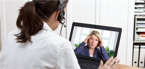 Eine Ärztin in einer Videosprechstunde mit einer Patientin.