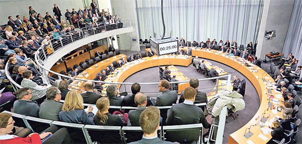 E-Health-Gesetz auf dem Prüfstand Viel Andrang im Gesundheitsausschuss zu Beginn der Anhörung zum E-Health-Gesetz: Experten standen Bundestagsmitgliedern Rede und Antwort.