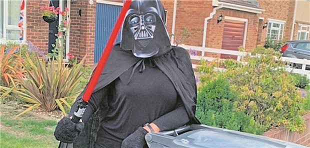 Viel Aufwand für eine Mülltüte: Andrea Belcher in Aktion.