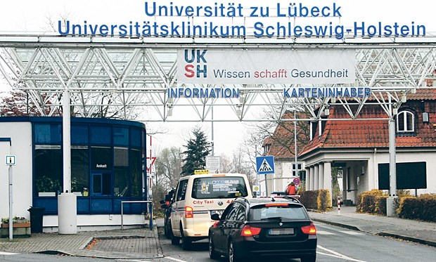 Universitätsmedizin schafft den Kirchturm ab Viel Betrieb - und doch rote Zahlen: Einfahrt zum Lübecker Universitätsklinikum.