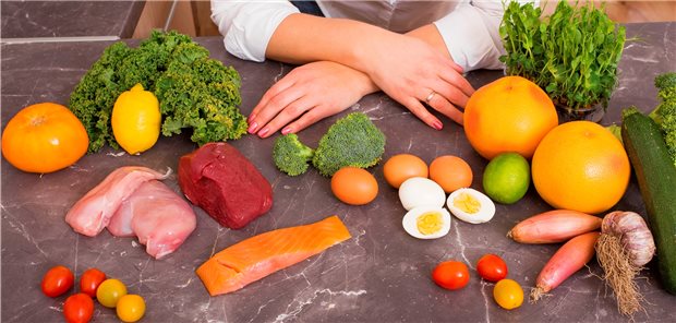 Viel Eiweiß und Ballaststoffe: Das durchbricht den Teufelskreis von Insulinausschüttung durch übermäßige Kohlenhydrate und damit verbundener Lipogenese. 