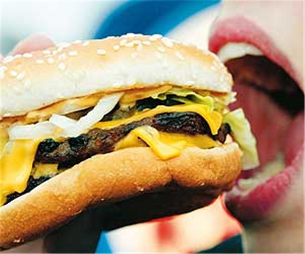 Frauen mit Brustkrebs ernähren sich ungesund Viel Fleisch, wenig Gemüse und Salate: Eine solche Ernährungsweise ist besonders auch für Frauen mit Brustkrebs wenig ratsam.