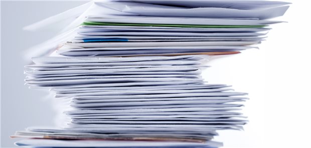 In Großbritannien verschwinden Millionen Hausarzt-Überweisungen Viel Papier auf einem Stapel: Sind darunter die fehlenden Überweisungen von Hausärzten in Großbritannien?