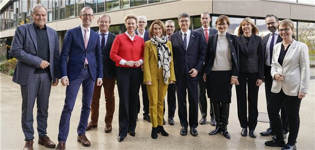 Nationales Centrum für Tumorerkrankungen um vier Standorte erweitert Viel Politprominenz am Nationalen Centrum für Tumorerkrankungen (NCT) Heidelberg – darunter die Bundesministerin für Bildung und Forschung, Bettina Stark-Watzinger, die Ministerin für Wissenschaft, Forschung und Kunst des Landes Baden-Württemberg, Petra Olschowski, die Ministerin für Kultur und Wissenschaft des Landes Nordrhein-Westfalen, Ina Brandes und der Wissenschaftsminister des Landes Sachsen, Sebastian Gemkow.