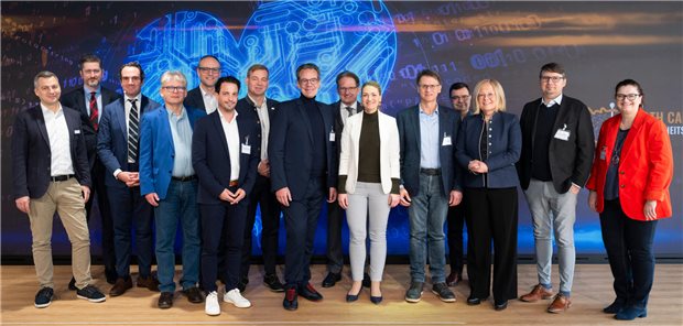 Viel Prominenz zum Startschuss des Modellprojekts „Health Care BY Your Side – das Digitale Ökosystem für Medizin und Pflege von morgen“: Unter anderem in Erlangen zugegen waren Staatsministerin Judith Gerlach (CSU, vorne in der Mitte mit der weißen Jacke), der KVB-Chef Dr. Christian Pfeiffer (rechts neben der Ministerin) und Hausärztechef Dr. Wolfgang Ritter (2.v.r.).