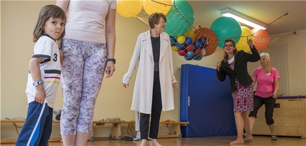 Rehakliniken fürchten um Existenz wegen COVID-19 Viel Unterstützung erhalten die Angebote des Müttergenesungswerks durch die Frauen der Bundespräsidenten. Hier Elke Büdenbender (M.), Ehefrau des amtierenden Präsidenten Frank-Walter Steinmeier beim Besuch einer Einrichtung in Kühlungsborn.