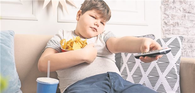 So wirkt sich die Corona-Pandemie auf Vorschulkinder aus Viel Zeit zum Fernsehschauen und Essen, aber wegen Corona-Einschränkungen oft keine Möglichkeit zum Sport: Die Pandemie macht sich bei Kindern unter anderem auf der Waage bemerkbar. (Symbolbild mit Fotomodell)