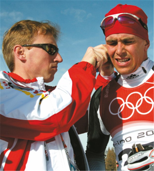 Olmypia: Leitender Teamarzt mit Faible für Biathlon Viel beschäftigt: Teamarzt Dr. Bernd Wolfarth (l), hier mit dem deutschen Biathleten Michael Greis. © dpa