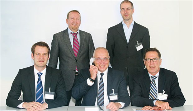 Auf den Indikationsbezug kommt's an Viel gefragt bei der Telefonaktion der "Ärzte Zeitung" zusammen mit der Steuerberatergruppe ETL-Advision zum Thema Umsatzsteuer: Steuerberater Marco Kranz und Ralf Niewald sowie Allgemeinarzt Dr. Dr. Peter Schlüter (vorne von links). Hinten die Steuerberater Frank Gäckler und Nils Strauß (v.l.n.r.).
