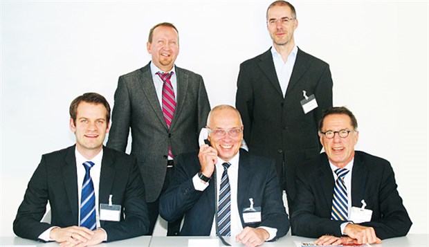 Alle Fragen - alle Antworten Viel gefragt bei der Telefonaktion der "Ärzte Zeitung" zusammen mit der Steuerberatergruppe ETL-Advision zum Thema Umsatzsteuer: Steuerberater Marco Kranz und Ralf Niewald sowie Allgemeinarzt Dr. Dr. Peter Schlüter (vorne von links). Hinten die Steuerberater Frank Gäckler und Nils Strauß (v.l.n.r.).