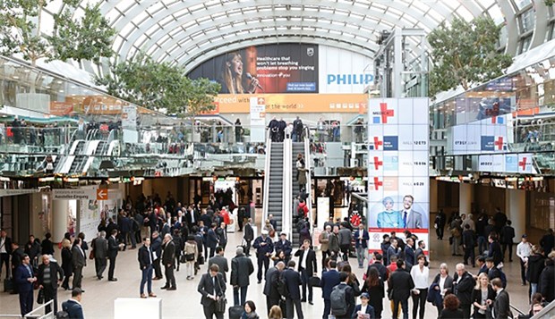 Keine Spielereien auf Kassenkosten Viel zu sehen auf der Medica 2016 – und zu hören: Unter anderem Bundesgesundheitsminister Gröhe und Blogger Sasha Lobo sprachen.