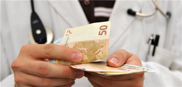 Viele Ärzte, die als Kunde eines privaten Krankenversicherers einen Medizinertarif gewählt haben, müssen zum Jahreswechsel tiefer in die Tasche greifen, um die monatlichen Prämien zu begleichen.