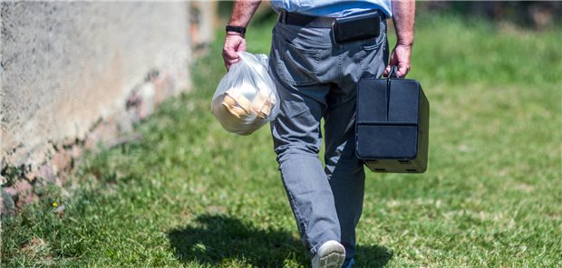 Viele Ärzte und Ärztinnen auf dem Land stehen kurz vor dem Ruhestand, Nachfolger sind rar gesät. Mit einem hybriden Modell versucht das Start-up Lillian Care Lücken zu schließen. (Archivbild)