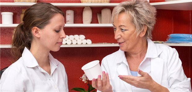 Viele Arztpraxen bilden ihre Fachkräfte selbst aus. Die Bremer Ärzte fürchten deshalb, dass ein eher Ausbildungsfonds kontraproduktiv ist. (Symbolbild mit Fotomodellen)