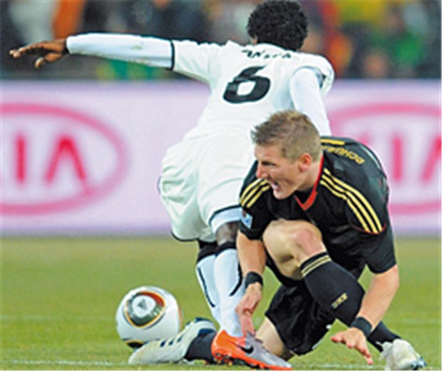 Fehlt Schweinsteiger beim Klassiker gegen England? Viele Ballkontakte, harter Kampf: Bastian Schweinsteiger ist mit vollem Einsatz dabei - auch am Sonntag?