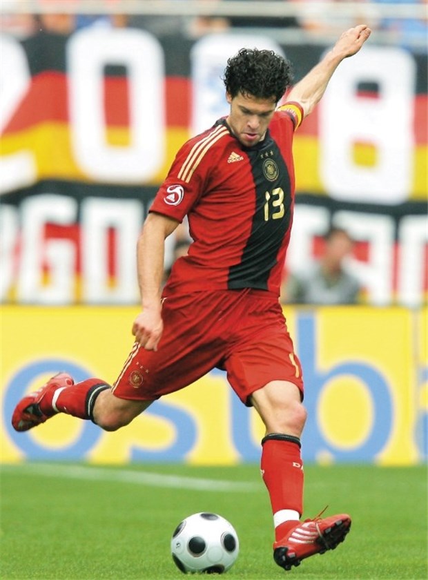 Viele Banken verknüpfen Aktienerfolg mit dem deutschen EM-Ballglück.