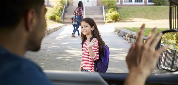Eltern beim Bewegungsmangel in der Pflicht! Viele Eltern bringen ihre Kinder mit dem Auto zur Schule. (Symbolbild mit Fotomodellen)
