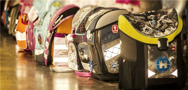 Den Diabetes im Schulranzen stets dabei Viele Grundschüler mit Diabetes brauchen Hilfe beim Blutzuckermessen.
