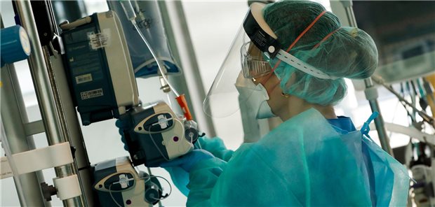 Viele Intensivpflegekräfte belastet ihr Beruf enorm. Gründe dafür gibt es viele.