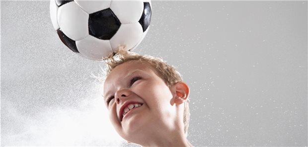 Viele Kinder gehen regelmäßig ins Fußballtraining – Kopfbälle gehören dabei dazu. Nein, sagen Hamburger Fachärzte und fordern ein Kopfball-Verbot im Fußball-Training mit Kindern.